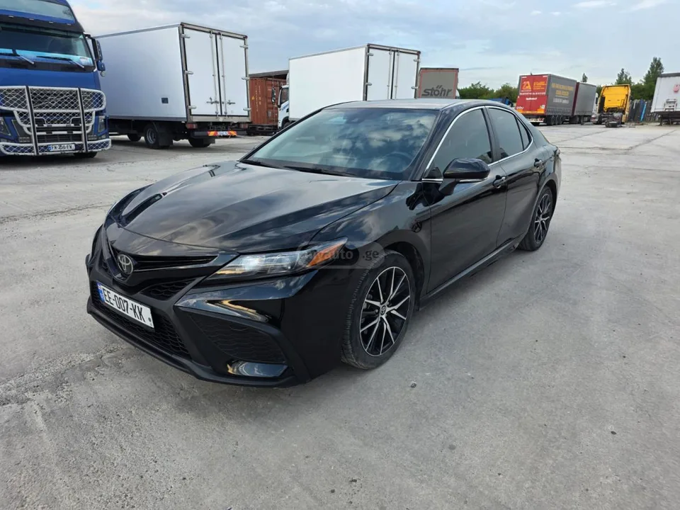 Toyota Camry SE 4dr Front-Wheel Drive Sedan 2023 — фото 1, купить с доставкой в Москву