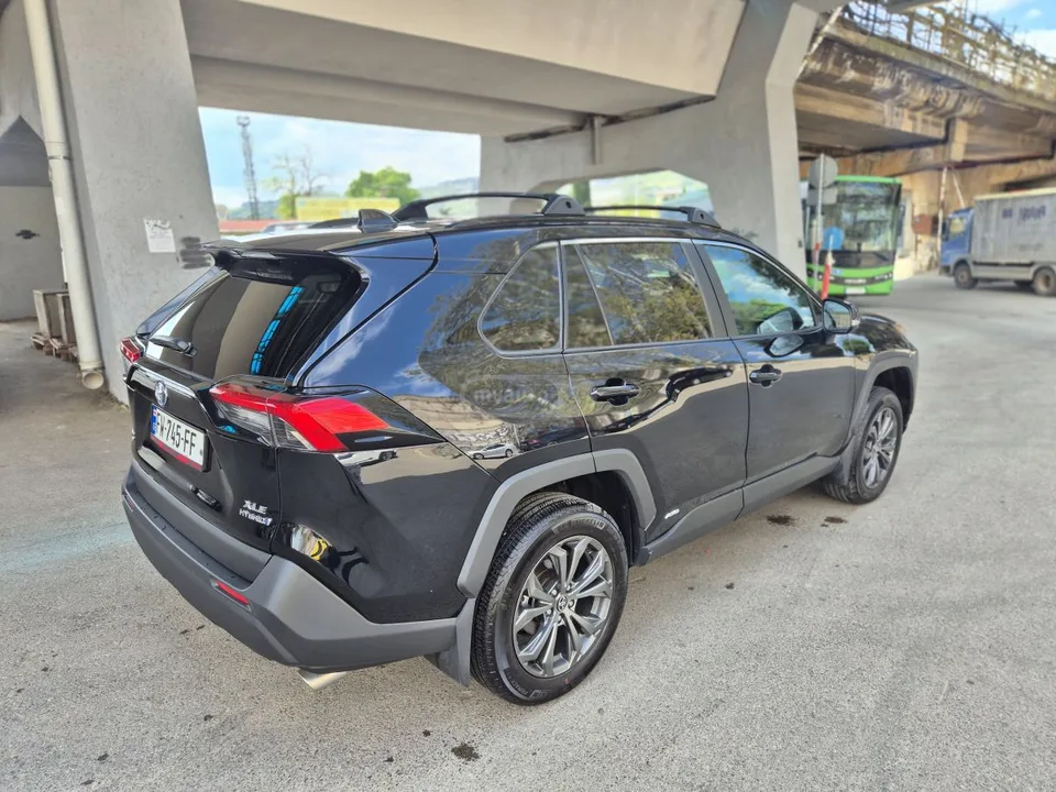Toyota RAV4 XLE Premium 4dr All-Wheel Driv 2023 — миниатюра 5