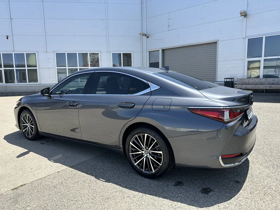 Lexus ES 250 Ultra Luxury 2022 — фото 1, купить с доставкой в Москву