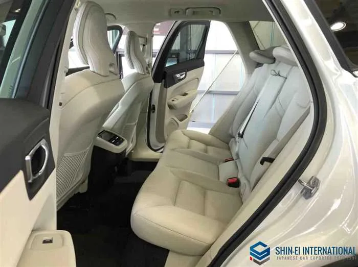 Volvo XC60 B5 AWD Momentum 4WD 2022 — миниатюра 3