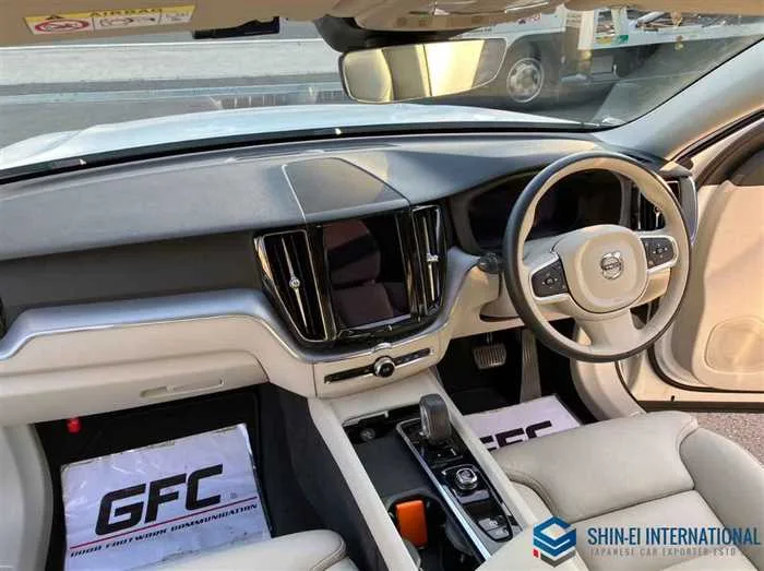 Volvo XC60 B5 AWD Momentum 4WD 2022 — миниатюра 2