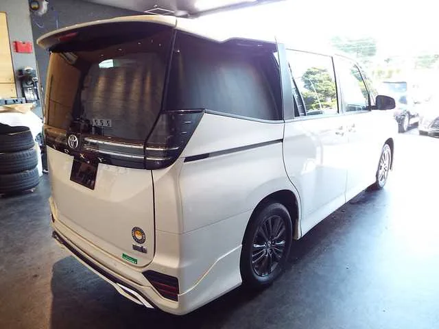 Toyota Voxy 2023 — миниатюра 2