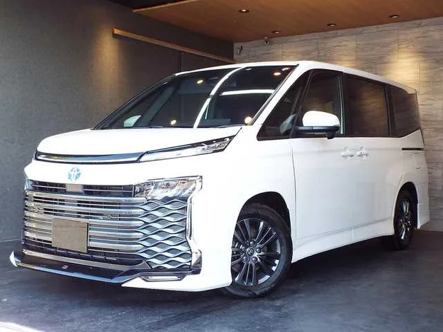 Toyota Voxy 2023 — фото 1, купить с доставкой в Москву