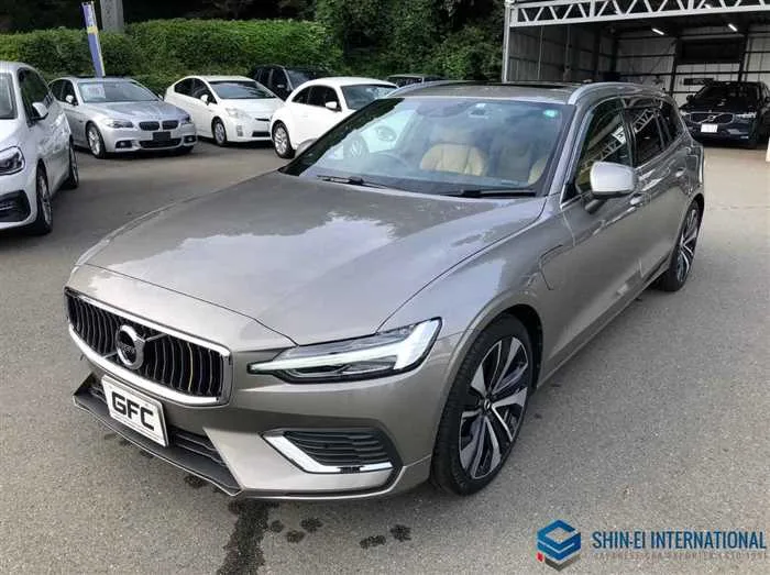 Volvo V60 Recharge PlugIn Hybrid T6 AWD Inscription/Panorami 2022 — фото 1, купить с доставкой в Москву
