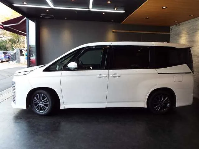 Toyota Voxy 2023 — миниатюра 2