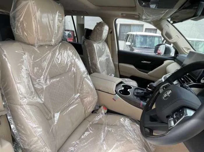 Toyota Land Cruiser ZX MODELISTA REAR ENTERTAINMENT COOL BOX 2025 — миниатюра 2