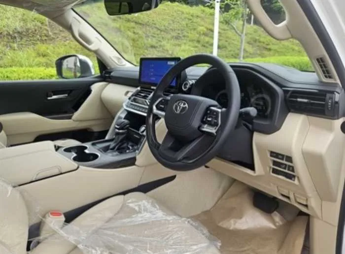 Toyota Land Cruiser ZX MODELISTA REAR ENTERTAINMENT COOL BOX 2025 — миниатюра 3