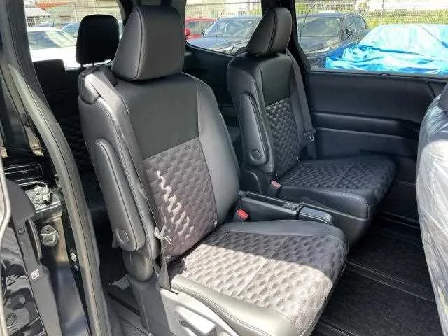 Toyota Voxy 2024 — миниатюра 2