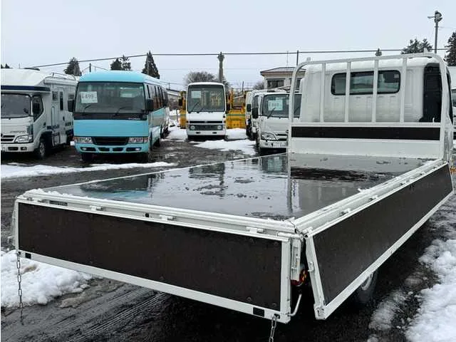 Hino Dutro 2023 — миниатюра 3