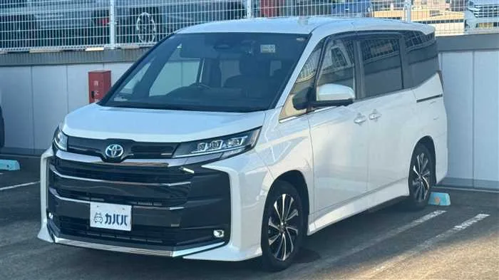 Toyota Noah S-Z 2022 — фото 1, купить с доставкой в Москву