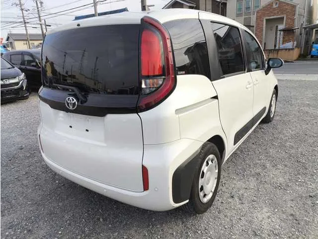 Toyota Sienta 2022 — миниатюра 2