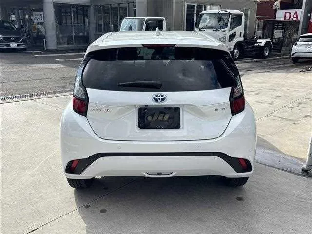 Toyota AQUA 2024 — миниатюра 3