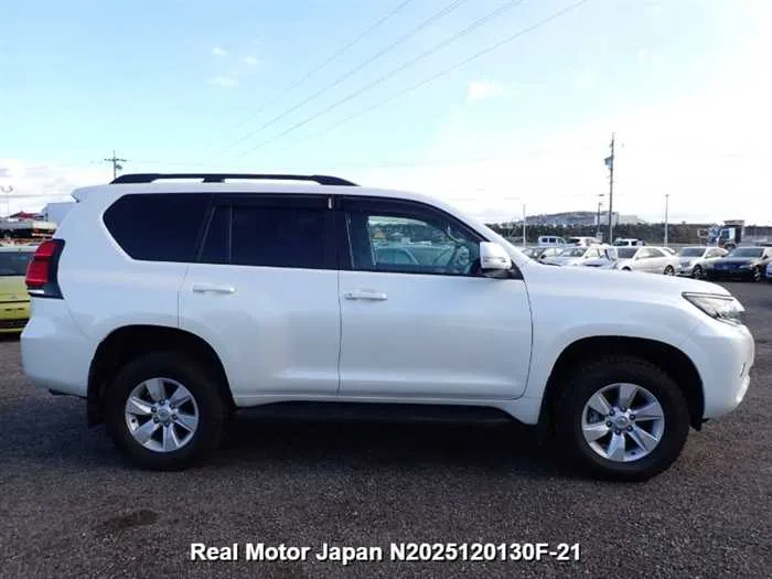 Toyota Land Cruiser Prado 2.7 TX 7 SEATS ONLY 17,000 KMBACK CAMERANAVI,CD 2023 — миниатюра 2