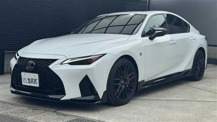 Lexus IS 300h F 2022 — фото 1, купить с доставкой в Москву