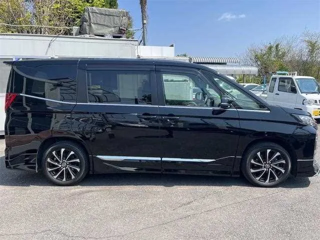 Toyota NOAH 2022 — миниатюра 2