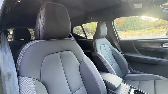 Volvo XC40 2023 — миниатюра 3
