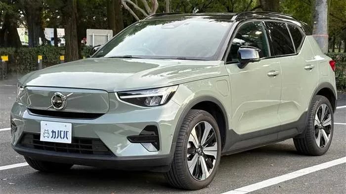 Volvo XC40 2023 — фото 1, купить с доставкой в Москву