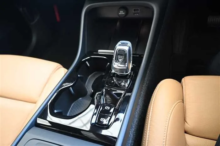 Volvo XC40 2022 — миниатюра 3