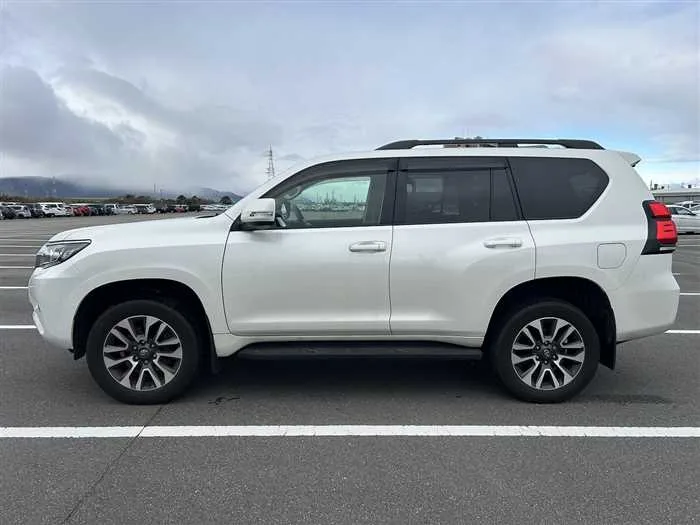 Toyota Land Cruiser Prado TX-L Package sunroof 2023 — миниатюра 2