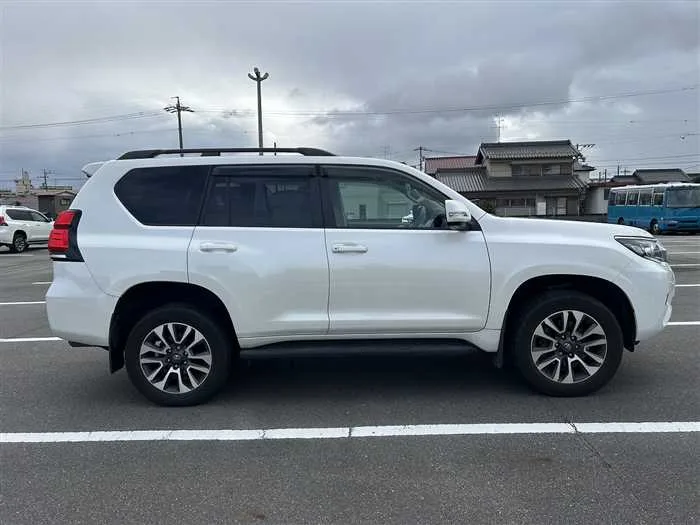 Toyota Land Cruiser Prado TX-L Package sunroof 2023 — миниатюра 3