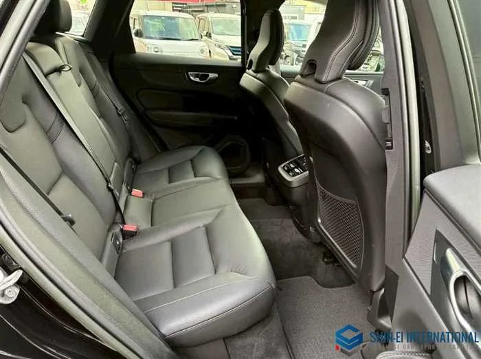 Volvo XC60 B5 AWD Momentum 4WD/Panoramic SR 2022 — миниатюра 3