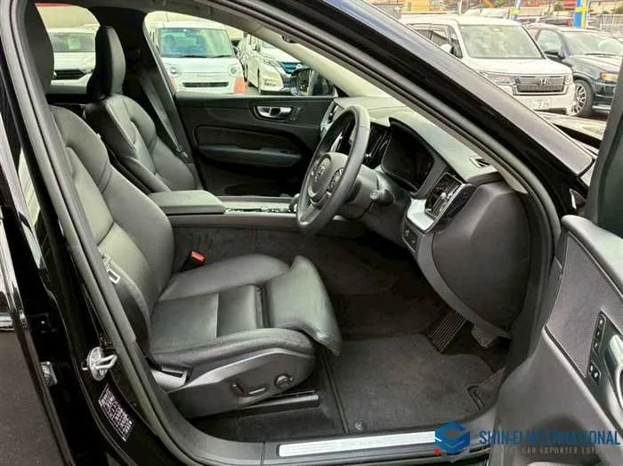 Volvo XC60 B5 AWD Momentum 4WD/Panoramic SR 2022 — миниатюра 5