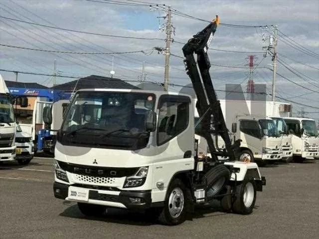 Mitsubishi Fuso Canter 2023 — фото 1, купить с доставкой в Москву