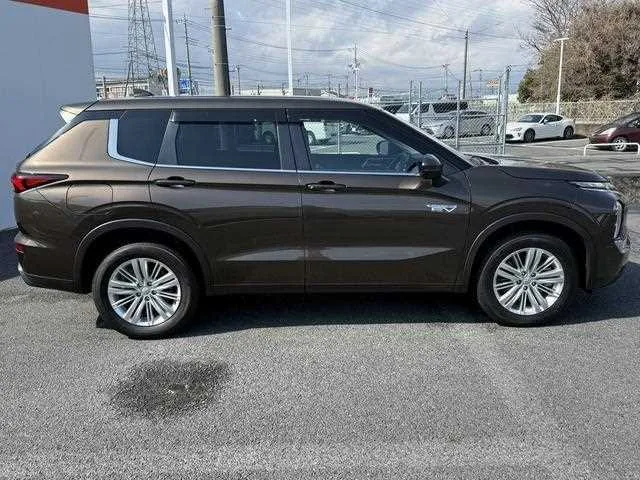 Mitsubishi Outlander 2023 — миниатюра 4