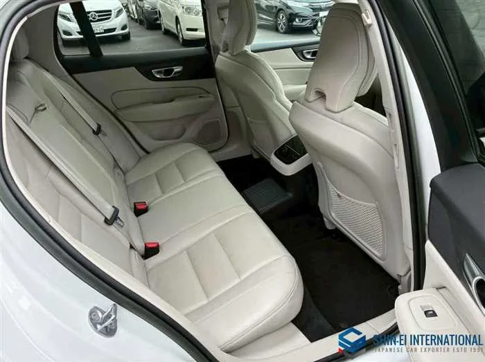 Volvo V60 Recharge PlugIn Hybrid T6 AWD Inscription/Panorami 2023 — миниатюра 3