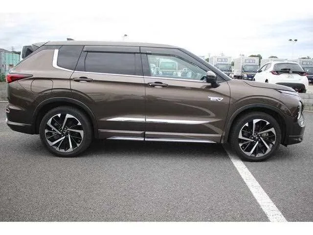 Mitsubishi Outlander 2022 — миниатюра 5
