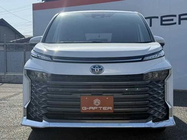 Toyota Voxy 2022 — фото 1, купить с доставкой в Москву