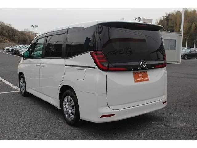 Toyota Noah 2023 — миниатюра 2