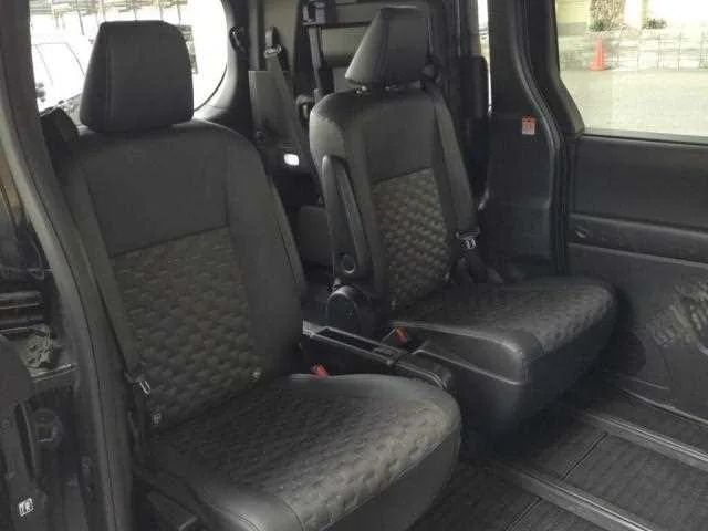 Toyota Voxy 2022 — миниатюра 4