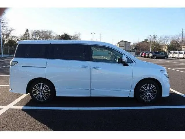Nissan ELGRAND 2023 — миниатюра 5