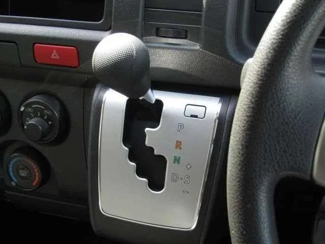Toyota Hiace Van 2023 — миниатюра 3