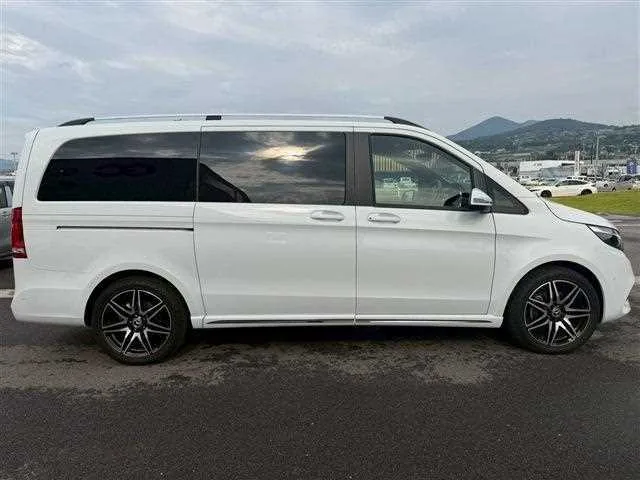Mercedes-Benz V-Class 2023 — миниатюра 3