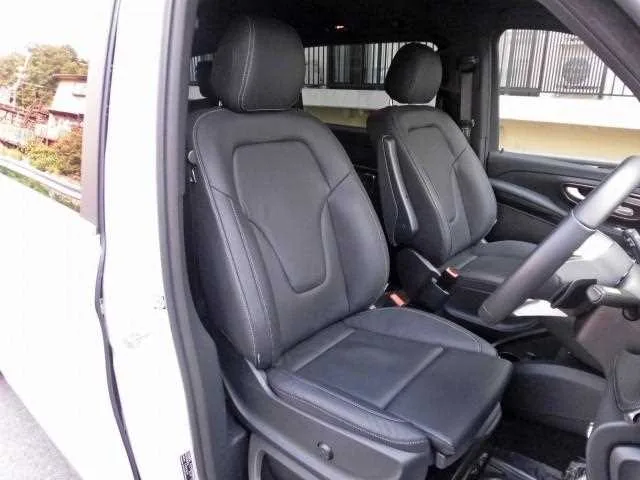 Mercedes-Benz V-Class 2024 — миниатюра 3