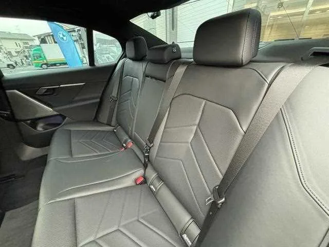 BMW 5 Series 2025 — миниатюра 5