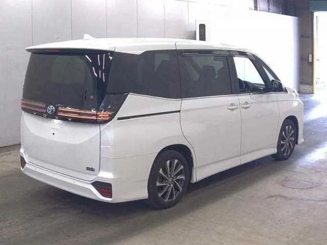 Toyota VOXY 2023 — миниатюра 2