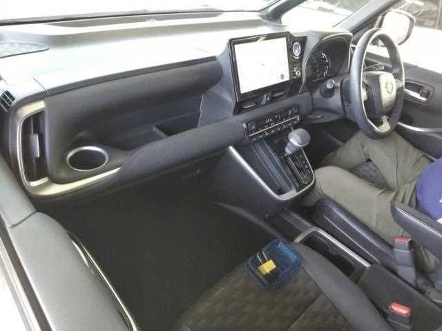 Toyota VOXY 2023 — миниатюра 3