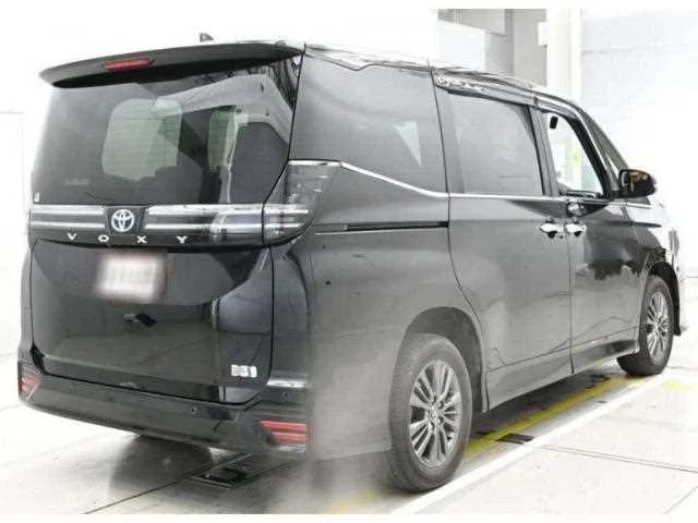 Toyota Voxy 2024 — миниатюра 2