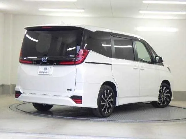 Toyota Noah 2024 — миниатюра 2