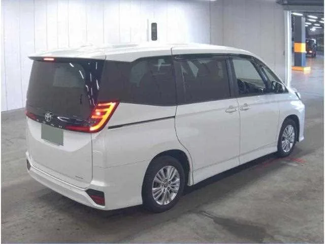 Toyota NOAH 2022 — миниатюра 2