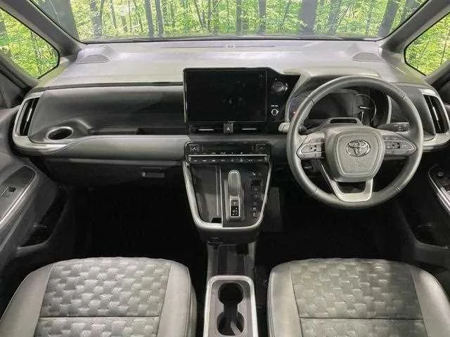 Toyota Voxy 2024 — миниатюра 2