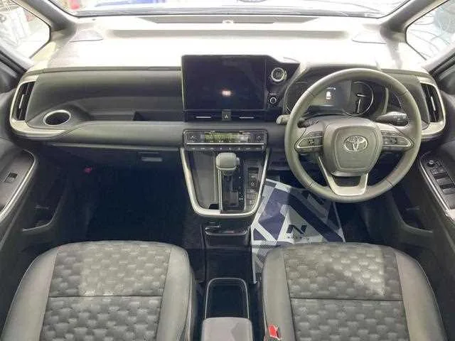 Toyota Voxy 2022 — миниатюра 2