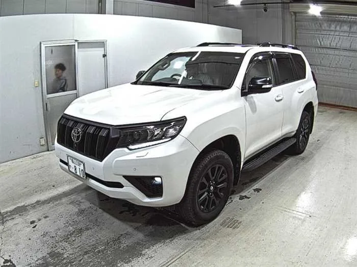 Toyota Land Cruiser Prado 2022 — фото 1, купить с доставкой в Москву
