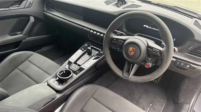Porsche 911 GTS PDK 2025 — миниатюра 5