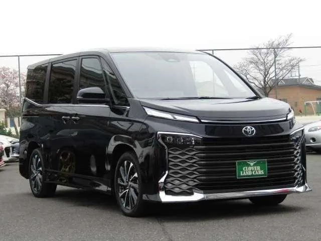 Toyota Voxy 2023 — фото 1, купить с доставкой в Москву