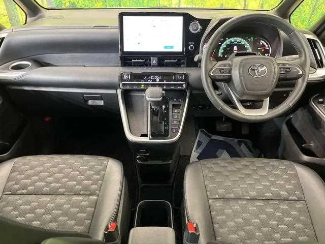 Toyota Voxy 2023 — миниатюра 2