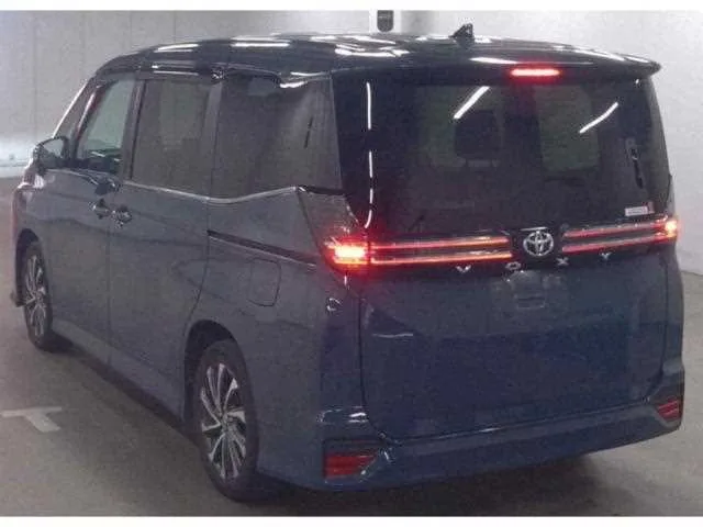 Toyota Voxy 2023 — миниатюра 2